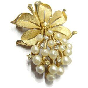 Crown Trifari Vintage Brooch Costume Jewelry Gold Tone Imitation Pearls